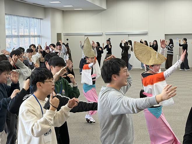 A group of 67 Korean undergraduate students perform Awa Odori, a traditional Japanese dance, with local performers at Mima City Hall in Tokushima Prefecture, Japan, on Jan. 24. [LEE SOO-JUNG]