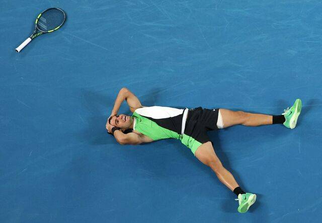 카를로스 알카라스가 1일 호주오픈 테니스 대회 남자단식 결승에서 노바크 조코비치를 꺾은 뒤 코트에 누워 기쁨을 만끽하고 있다. 알카라스는 조코비치를 향해 “당신의 경기를 보면서 자랐고 이렇게 함께 경기하게 돼 영광”이라고 말했다. 로이터연합뉴스