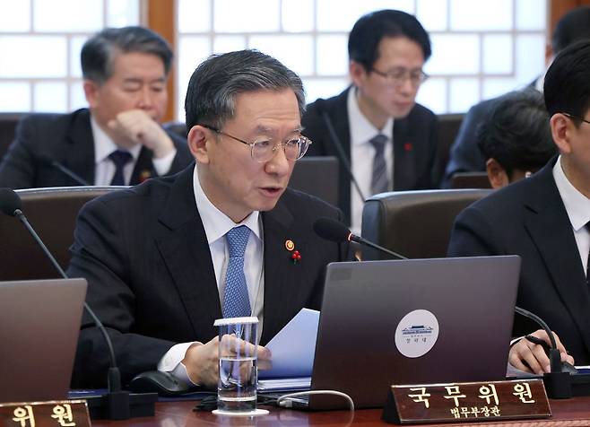 정성호 법무부 장관이 27일 청와대 본관에서 열린 제3회 국무회의에서 발언하고 있다. 국민일보DB