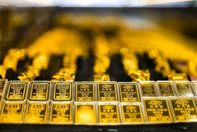 지난달 26일 서울시내 금은방에 골드바가 진열되어 있다. 뉴시스