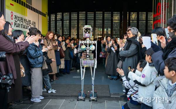 복원 작업을 마친 백남준의 ‘로봇 K-456’이 대중 앞에서 공연을 펼치고 있다. 윤원규기자