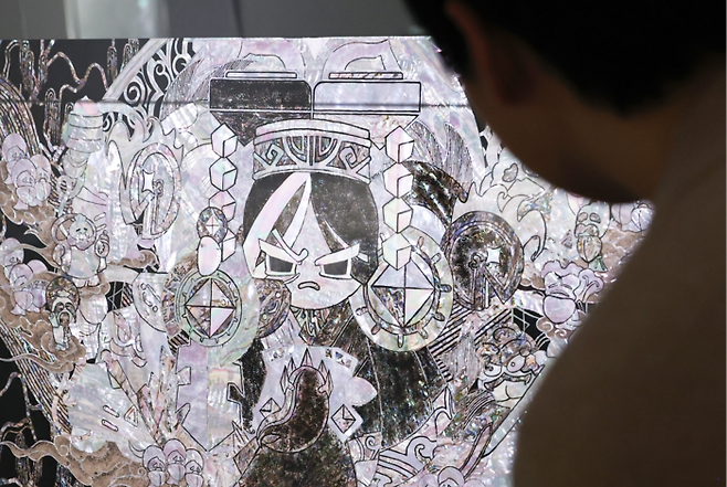 손대현 나전칠기장이 표현한 다크카카오쿠키. [뉴스1]