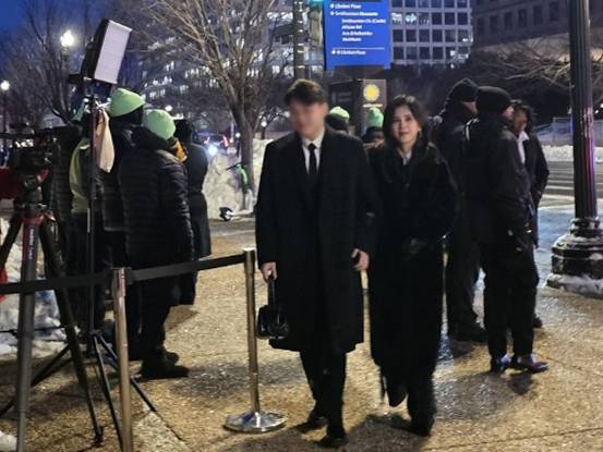 이부진 호텔신라 사장이 지난달 28일(현지시간) 미국 워싱턴DC 국립아시아예술박물관에서 열린 ‘이건희 컬렉션’ 갈라 행사장에 장남 임동현 군과 함께 들어서고 있다. [연합뉴스]