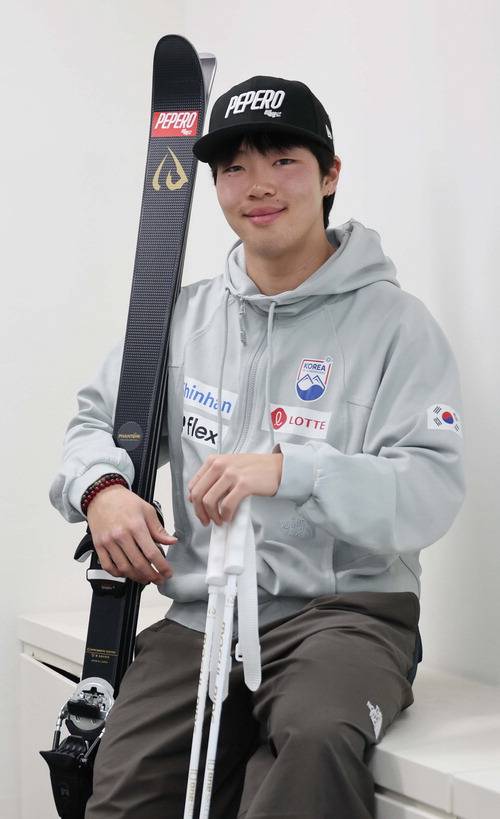동계올림픽에서 스키 모굴 2관왕에 도전하는 정대윤이 포즈를 취하고 있다.  한주형 기자