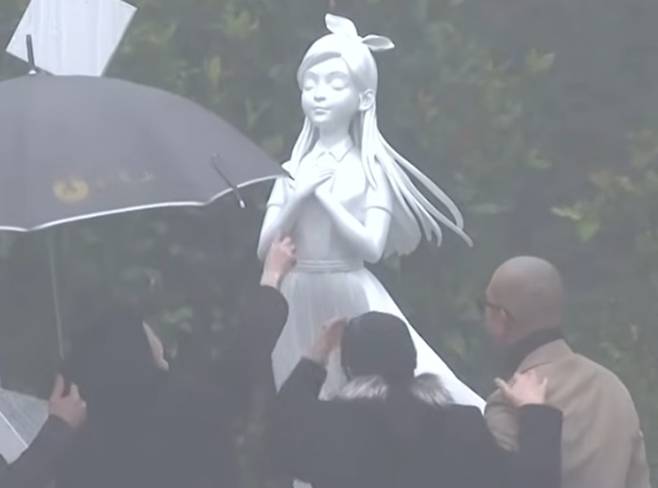 고 서희원 추모 조각상 제막식에 참석한 남편 구준엽과 가족들. 사진|대만 매체 EBC 유튜브 채널 캡처