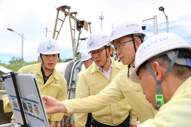 ▲지난해 7월 21일 김인중 한국농어촌공사 사장이 전남 나주 집중호우 피해 현장을 점검하고 있다./사진제공=한국농어촌공사