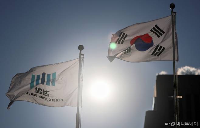2일 서울 서초구 대검찰청에서 태극기와 검찰 깃발이 휘날리고 있다./사진=머니투데이 DB /사진=김선웅