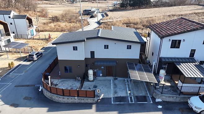 경매에 나온 경기도 이천의 한 단독주택의 후면. [이건욱PD]