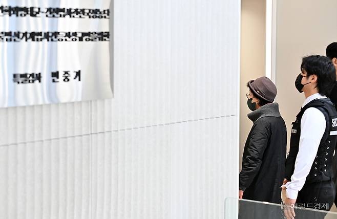 김건희 여사의 모친 최은순 씨가 지난해 11월 11일 오전 서울 종로구 KT광화문빌딩 내 민중기특검 사무실에 피의자 신분으로 조사받기 위해 출석하고 있다. 임세준 기자