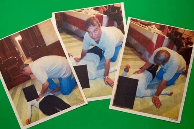 ‘엡스타인 파일’에 담긴 앤드루 전 영국 왕자 사진 [미 법무부 공개 자료/AP=연합]