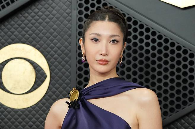 [로스앤젤레스=AP/뉴시스] 이재(EJAE)가 1일(현지 시간) 미 캘리포니아주 로스앤젤레스의 크립토닷컴 아레나에서 열린 제68회 그래미 어워즈에 도착해 레드카펫에서 포토타임을 갖고 있다. 이재는 '케이팝 데몬 헌터스'(케데헌) 주제가 '골든'으로 '베스트 송 리튼 포 비주얼 미디어' 상을 받았다. 2026.02.02.