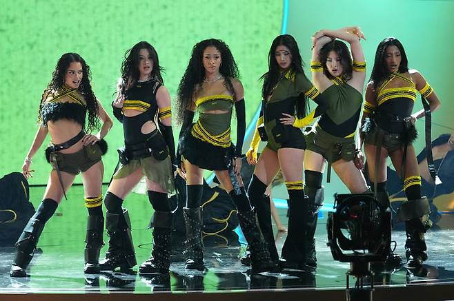 [로스앤젤레스=AP/뉴시스] 글로벌 걸그룹 '캣츠아이'가 1일(현지 시간) 미 캘리포니아주 로스앤젤레스의 크립토닷컴 아레나에서 열린 제68회 그래미 어워즈에서 '날리'(Gnarly) 공연을 펼치고 있다. 2026.02.02.