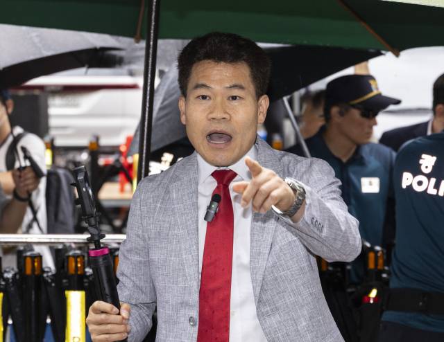 ▲국민의힘 전당대회 합동연설회를 방해해 당 윤리위원회에 회부된 한국사 강사 전한길 씨가 14일 서울 여의도 중앙당사에서 열린 윤리위에 유튜브 라이브 방송을 하며 출석하고 있다. ⓒ연합뉴스