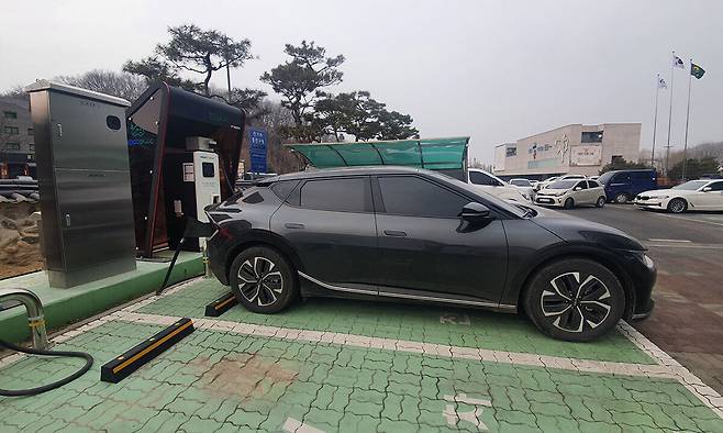 주차장 내 전기차 충전시설에서의 전기차 충전 모습.