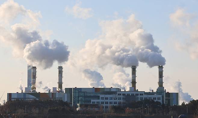 한 복합화력발전소 굴뚝에서 수증기가 뿜어져 나오고 있다. 연합뉴스