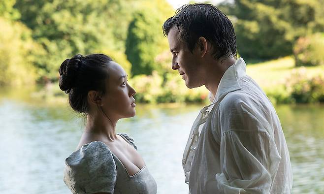 넷플릭스 시리즈 '브리저튼' 시즌 4의 주인공 커플 하녀 '소피'(하예린·왼쪽)와 '베네딕트 브리저튼'(루크 톰슨). 넷플릭스 제공