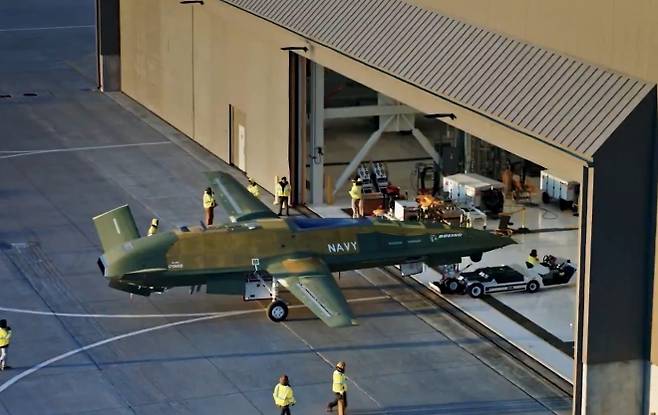 미 해군의 MQ-25A 스팅레이 공중 급유 드론이 첫 저속 활주 시험을 진행하는 모습. 보잉 디펜스 영상 캡처