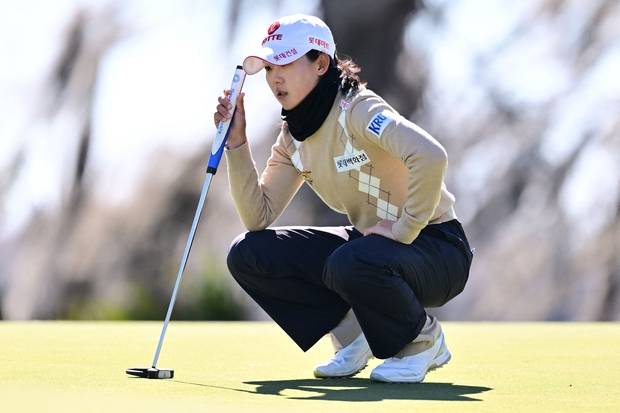 그린을 읽고 있는 황유민. 사진 제공=AFP연합뉴스