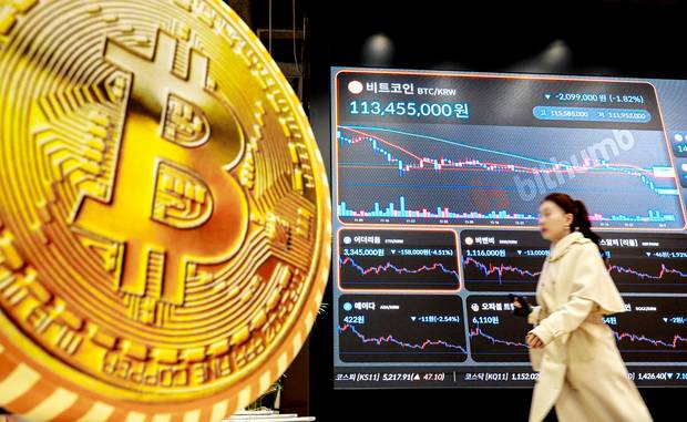 비트코인이 7만달러대로 급락한 2일 서울 서초구 빗썸라운지 강남본점 현황판에 비트코인 등 가상화폐 거래 가격이 표시되고 있다. 뉴스1