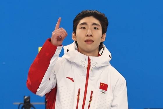 2025년 2월 하얼빈 동계 올림픽 쇼트트랙 남자 500m에서 금메달을 따낸 후 시상대에 오르는 린샤오쥔. 연합뉴스