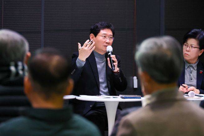 이상일 용인시장이 기흥구 구갈동과 상하동 주민 대상 소통간담회에서 발언을 하고 있다. ⓒ용인특례시 제공