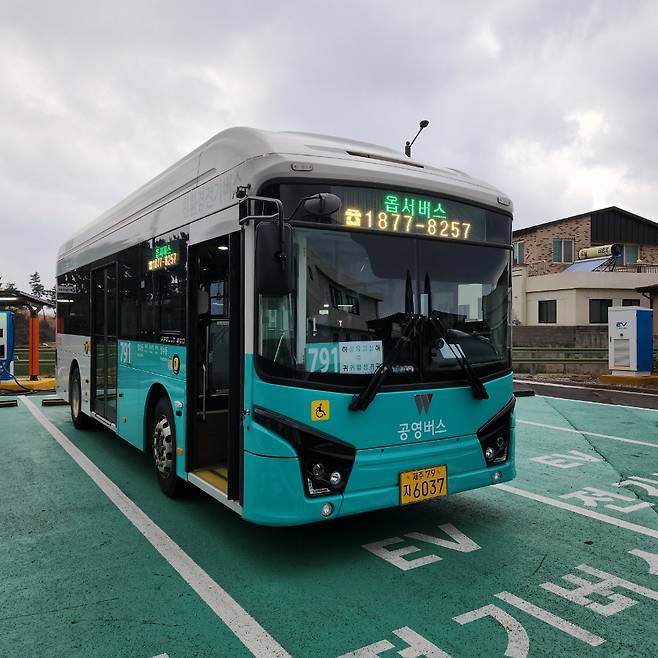 제주시가 애월권역에서 운행하고 있는 대형 전기저상버스 ⓒ제주시 제공