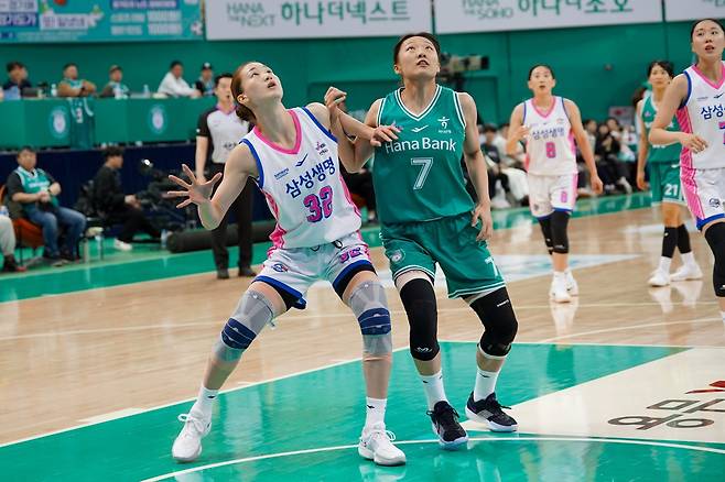 하나은행 정예림(오른쪽)은 엄청난 활동량을 앞세워 팀의 선두 질주에 힘을 보태고 있다. 삼성생명 윤예빈과 리바운드 싸움을 하고 있는 정예림. 사진제공ㅣWKBL