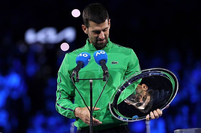 30대 후반의 나이임에도 놀라운 경기력을 보여준 조코비치가 준우승 트로피를 바라보고 있다. 게티이미지코리아