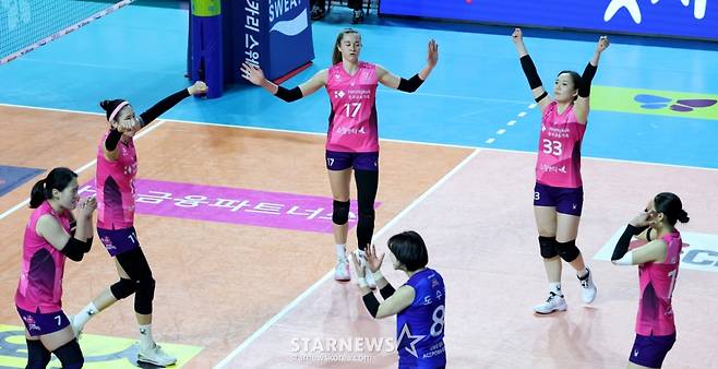 [한번에쓱] 레베카 25득점, 최은지 12득점 흥국생명, '압도적인 조이-시마무라 54득점'을 눌렀다!