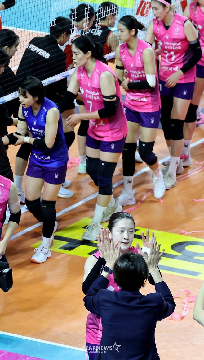 [한번에쓱] 레베카 25득점, 최은지 12득점 흥국생명, '압도적인 조이-시마무라 54득점'을 눌렀다!