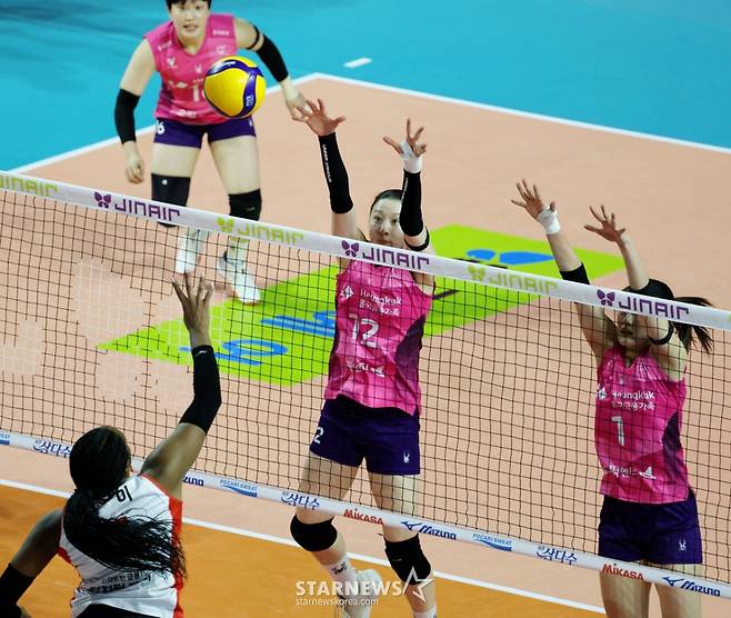 [한번에쓱] 레베카 25득점, 최은지 12득점 흥국생명, '압도적인 조이-시마무라 54득점'을 눌렀다!