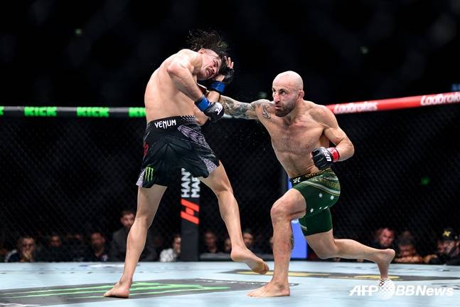 볼카노프스키(오른쪽)가 로페스에게 펀치를 적중시키고 있다. /AFPBBNews=뉴스1