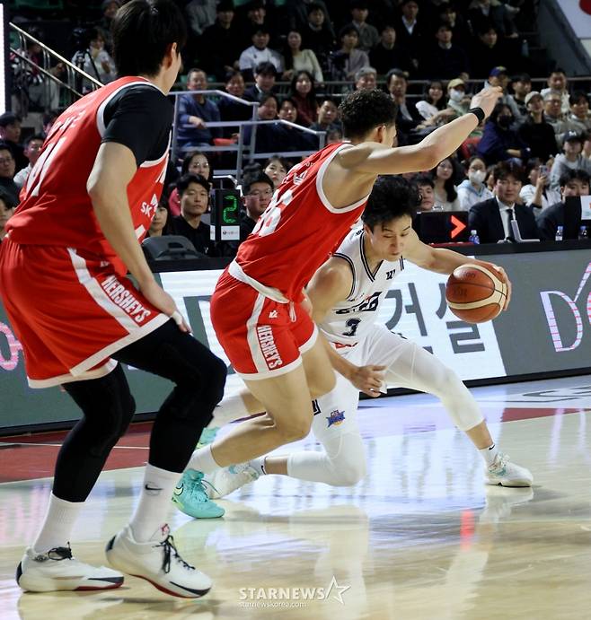 [카메라톡스]끈끈하게 물고늘어지고 싶었던 다니엘 '허웅의 미친 3점슛에 속수무책'  결국 5반칙으로 퇴장