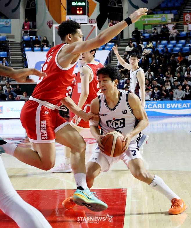 [카메라톡스]끈끈하게 물고늘어지고 싶었던 다니엘 '허웅의 미친 3점슛에 속수무책'  결국 5반칙으로 퇴장