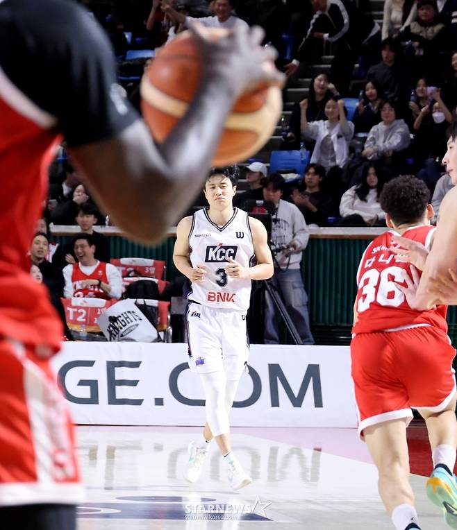 [카메라톡스]끈끈하게 물고늘어지고 싶었던 다니엘 '허웅의 미친 3점슛에 속수무책'  결국 5반칙으로 퇴장