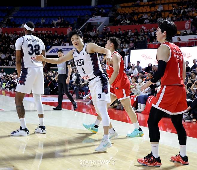 [카메라톡스]끈끈하게 물고늘어지고 싶었던 다니엘 '허웅의 미친 3점슛에 속수무책'  결국 5반칙으로 퇴장