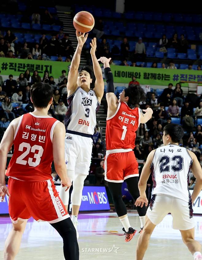 [카메라톡스]끈끈하게 물고늘어지고 싶었던 다니엘 '허웅의 미친 3점슛에 속수무책'  결국 5반칙으로 퇴장