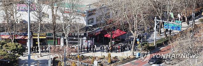 새해 첫날, 로또 구매 인파 (서울=연합뉴스) 이진욱 기자 = 새해 첫날인 1일 서울 노원구의 한 복권판매점 앞에서 시민들이 로또 구매를 위해 줄을 서고 있다. 2026.1.1 cityboy@yna.co.kr