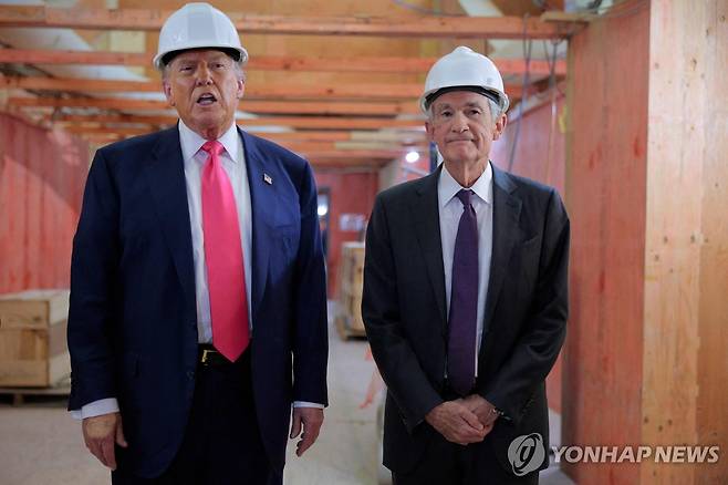 도널드 트럼프 미국 대통령과 제롬 파월 연준 의장.[AFP=연합뉴스]