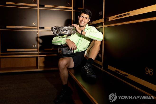 우승 트로피를 품에 안은 알카라스 [AFP=연합뉴스]