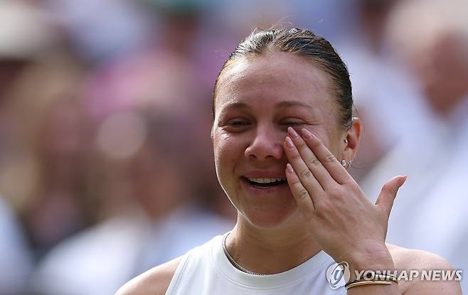 2025년 윔블던 준우승 소감을 말하면서 눈물을 흘린 아니시모바 [EPA=연합뉴스]