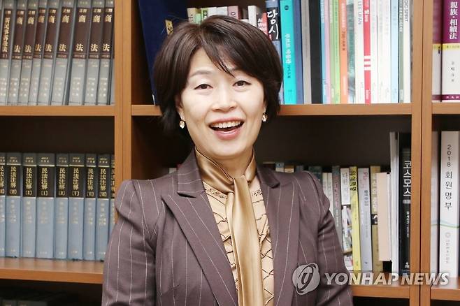 '전국 첫 여성회장' 임선숙 광주지방변호사회장 (광주=연합뉴스) 장아름 기자 = 임선숙(52·연수원 28기) 신임 광주지방변호사회장은 17일 청년 변호사 문제와 소외계층 법률 지원 활동에 주력하겠다는 포부를 밝혔다. 전남대 출신 첫 여성 사시 합격자인 임 회장은 첫 여성 민변 지부장에 이어 전국 최초로 여성 지방변호사회장에 이름을 올렸다. 2019.2.17 areum@yna.co.kr