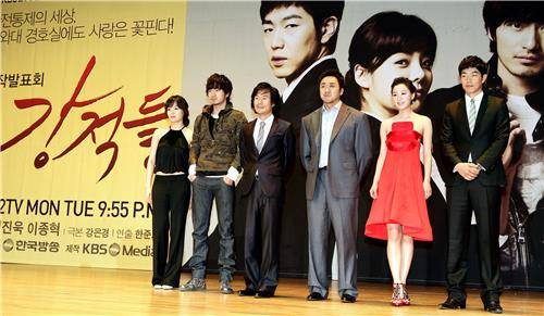 KBSドラマ『強敵』制作発表会に出席したオ・グァンロク氏（ソウル＝聯合ニュース）キム・ヨンジョン記者＝2008年4月、ソウル上岩洞（サンアムドン）KBSメディアセンターで開かれたKBS 2TV月火ドラマ『強敵』制作発表会。左からチェリム、イ・ジヌク、オ・グァンロク、マドンソク、チェ・ジャヘ、イ・ジョンヒョク。 2008.4.7 maum@yna.co.kr