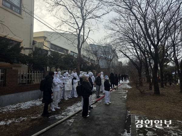 시흥 정왕동 SPC삼립 시화공장에서 불이 나 작업자들이 연기를 흡입해 병원 치료를 받는 피해가 발생했다. 불을 피해 공장 바깥으로 직원들이 대피해 있다. 2026.2.3 /고건 gogosing@kyeongin.com
