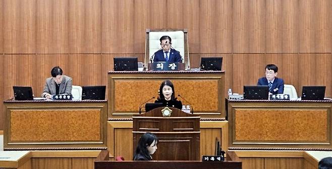 ▲ 3일 오전 11시에 열린 의정부시의회 2차본회의에서 행정복지위원회 김현채 부위원장이 조례개정안건 심사결과를 보고하고 있다.