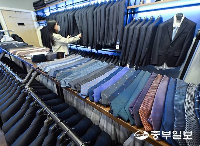 수원시가 지난 2일 부터 취업을 준비하는 19~39세 수원 청년에게 면접 정장을 빌려주는 '2026년 청나래' 사업을 시작한 가운데 3일 오후 수원시 영통구 슈트갤러리 수원점에서 관계자가 정장을 정리하고 있다. 임채운기자