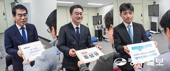 제9회 전국동시지방선거 경기도지사 및 경기도교육감 예비후보자 등록이 시작되며 경기도지사 후보자들이 출마를 위한 움직임을 보이고 있는 3일 오전 영통구 경기도선거관리위원회에서 (왼쪽 부터) 양기대·홍성규·정국진 경기도지사 예비후보가 후보자 등록을 위해 서류를 제출하고 있다. 임채운기자