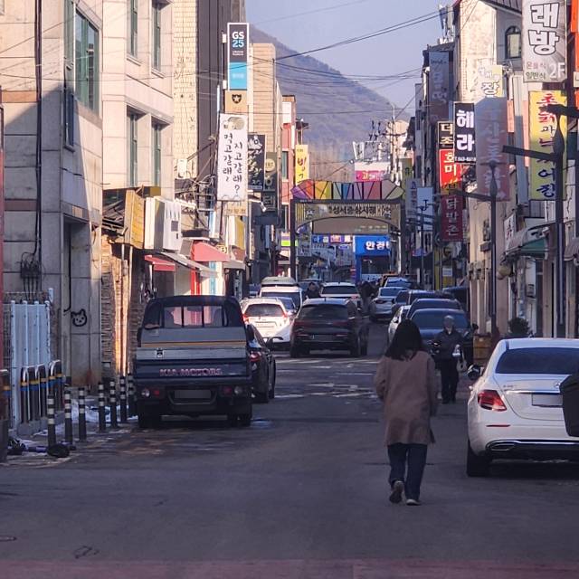 성서중심 제1공용주차장과 충주천 제2주차장 일요일 유료 운영 이후 성서동 현대타운 인근 상가 골목에 차량들이 불법 주차돼 통행과 보행 안전에 불편을 주고 있다.사진=김의상 기자