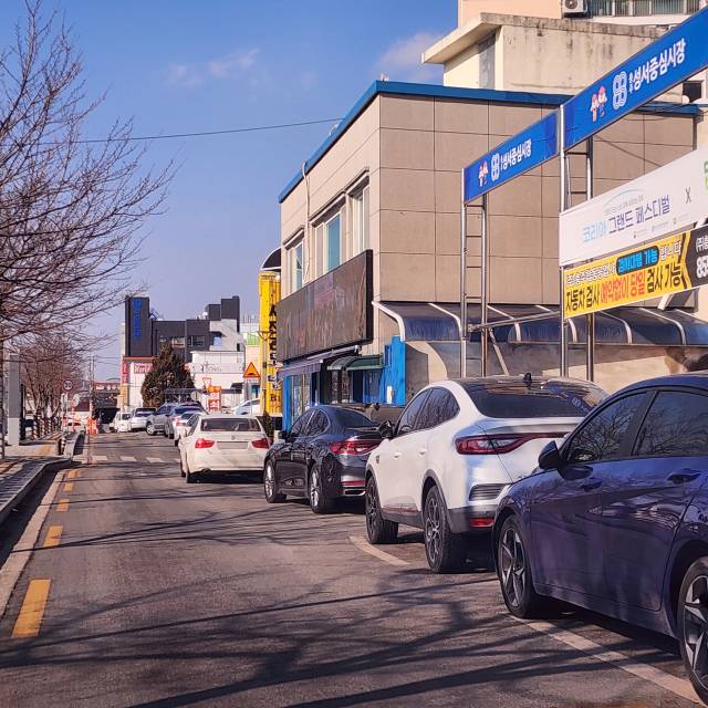 충주천,성서중심 1·2주차장이 일요일 유료 운영 이후 성서동 현대타운아파트 1층 상가 인근 도로에 차량들이 불법 주차돼 통행과 보행 안전에 불편을 주고 있다.사진=김의상 기자