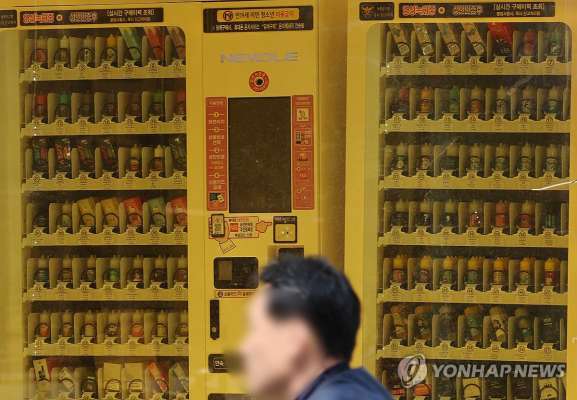 합성니코틴 액상형 전자담배가 진열된 자동판매기